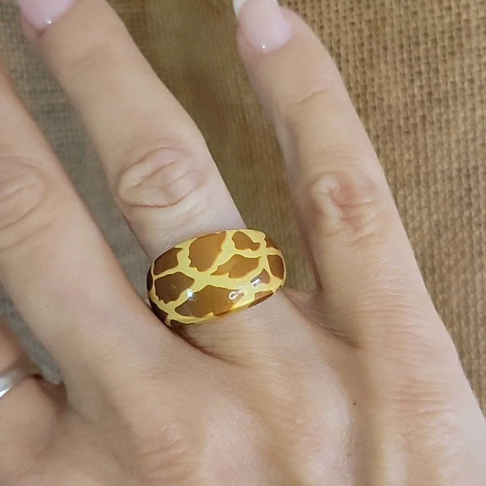 GIRAFFE PRINT ACRYLIC RING - Picture 3 of 6